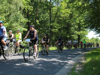 Na zdjęciu uczestnicy Rodzinnego Rajdu Rowerowego - Rowerem przez Pałuki