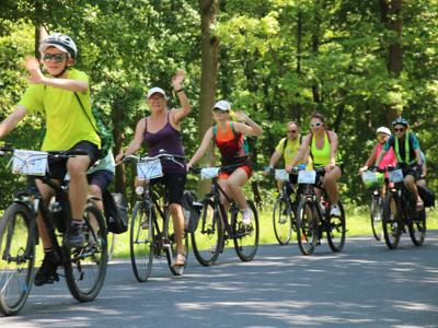 Na zdjęciu uczestnicy Rodzinnego Rajdu Rowerowego - Rowerem przez Pałuki
