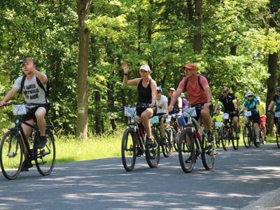 Na zdjęciu uczestnicy Rodzinnego Rajdu Rowerowego - Rowerem przez Pałuki