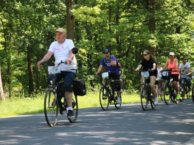 Na zdjęciu uczestnicy Rodzinnego Rajdu Rowerowego - Rowerem przez Pałuki