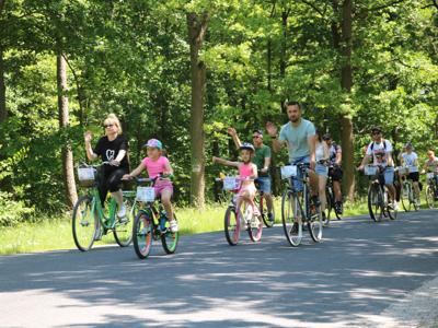 Na zdjęciu uczestnicy Rodzinnego Rajdu Rowerowego - Rowerem przez Pałuki