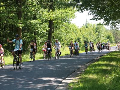 Na zdjęciu uczestnicy Rodzinnego Rajdu Rowerowego - Rowerem przez Pałuki