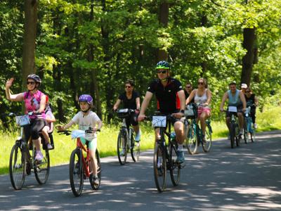 Na zdjęciu uczestnicy Rodzinnego Rajdu Rowerowego - Rowerem przez Pałuki