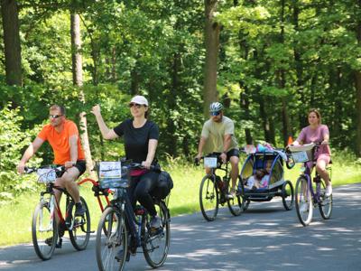 Na zdjęciu uczestnicy Rodzinnego Rajdu Rowerowego - Rowerem przez Pałuki