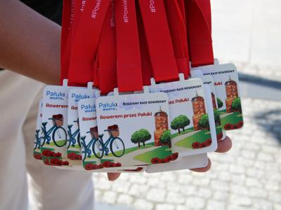 Na zdjęciu uczestnicy Rodzinnego Rajdu Rowerowego - Rowerem przez Pałuki