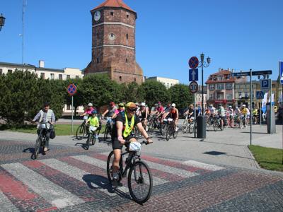 Na zdjęciu uczestnicy Rodzinnego Rajdu Rowerowego - Rowerem przez Pałuki 