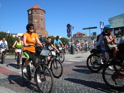 Na zdjęciu uczestnicy Rodzinnego Rajdu Rowerowego - Rowerem przez Pałuki