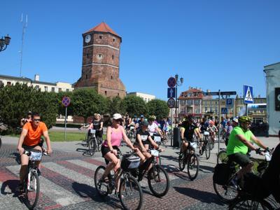 Na zdjęciu uczestnicy Rodzinnego Rajdu Rowerowego - Rowerem przez Pałuki