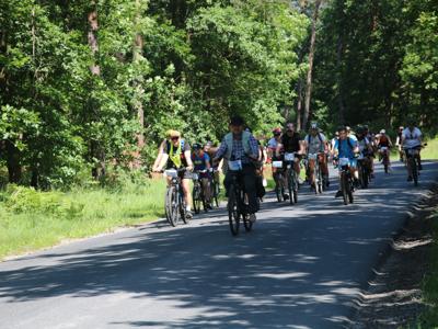 Na zdjęciu uczestnicy Rodzinnego Rajdu Rowerowego - Rowerem przez Pałuki