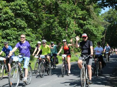 Na zdjęciu uczestnicy Rodzinnego Rajdu Rowerowego - Rowerem przez Pałuki