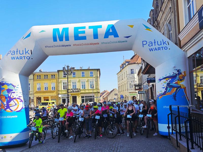 Na zdjęciu uczestnicy Rodzinnego Rajdu Rowerowego - Rowerem przez Pałuki