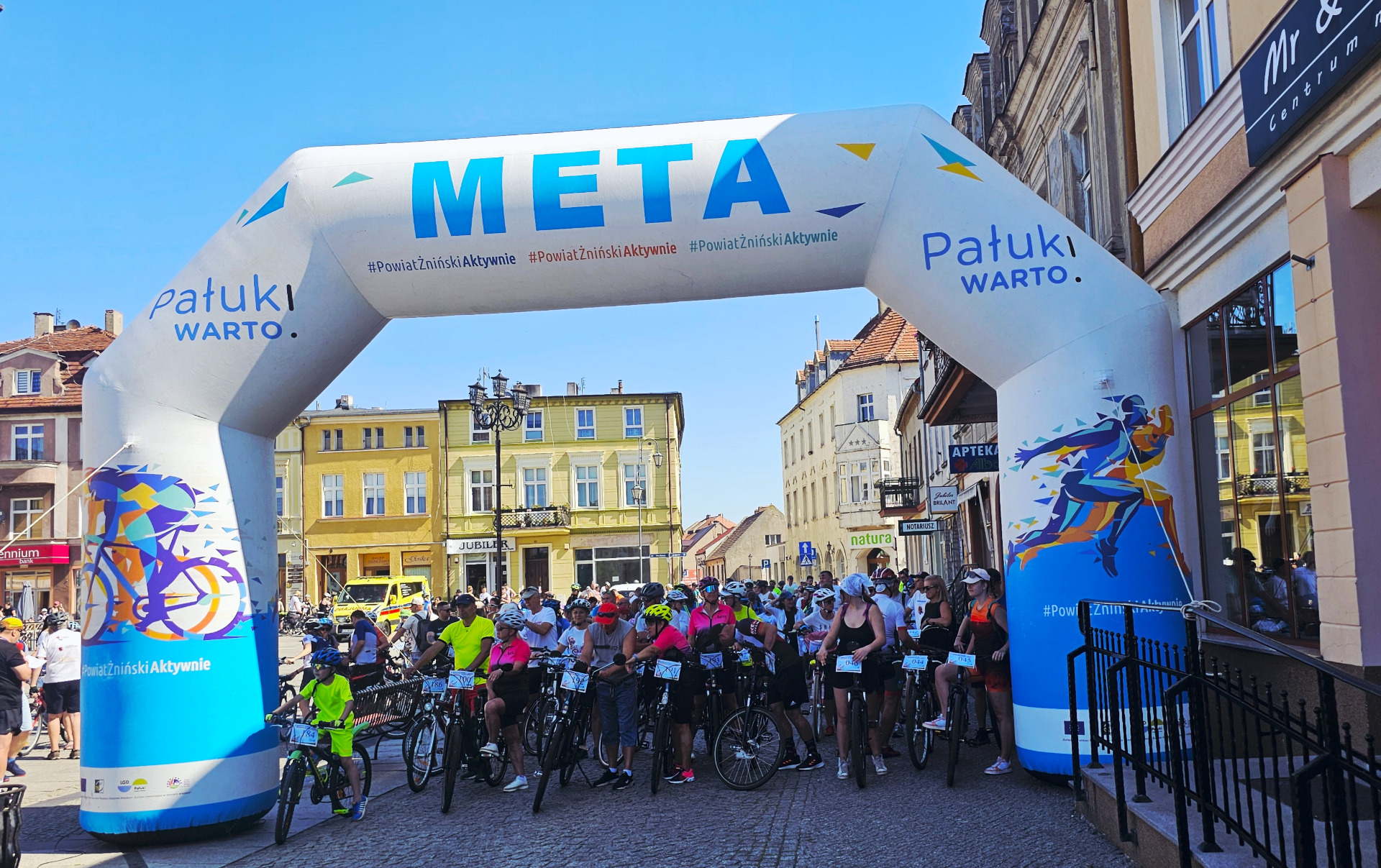 Na zdjęciu uczestnicy Rodzinnego Rajdu Rowerowego - Rowerem przez Pałuki