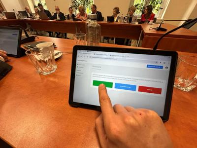 Na zdjęciu moment głosowania.