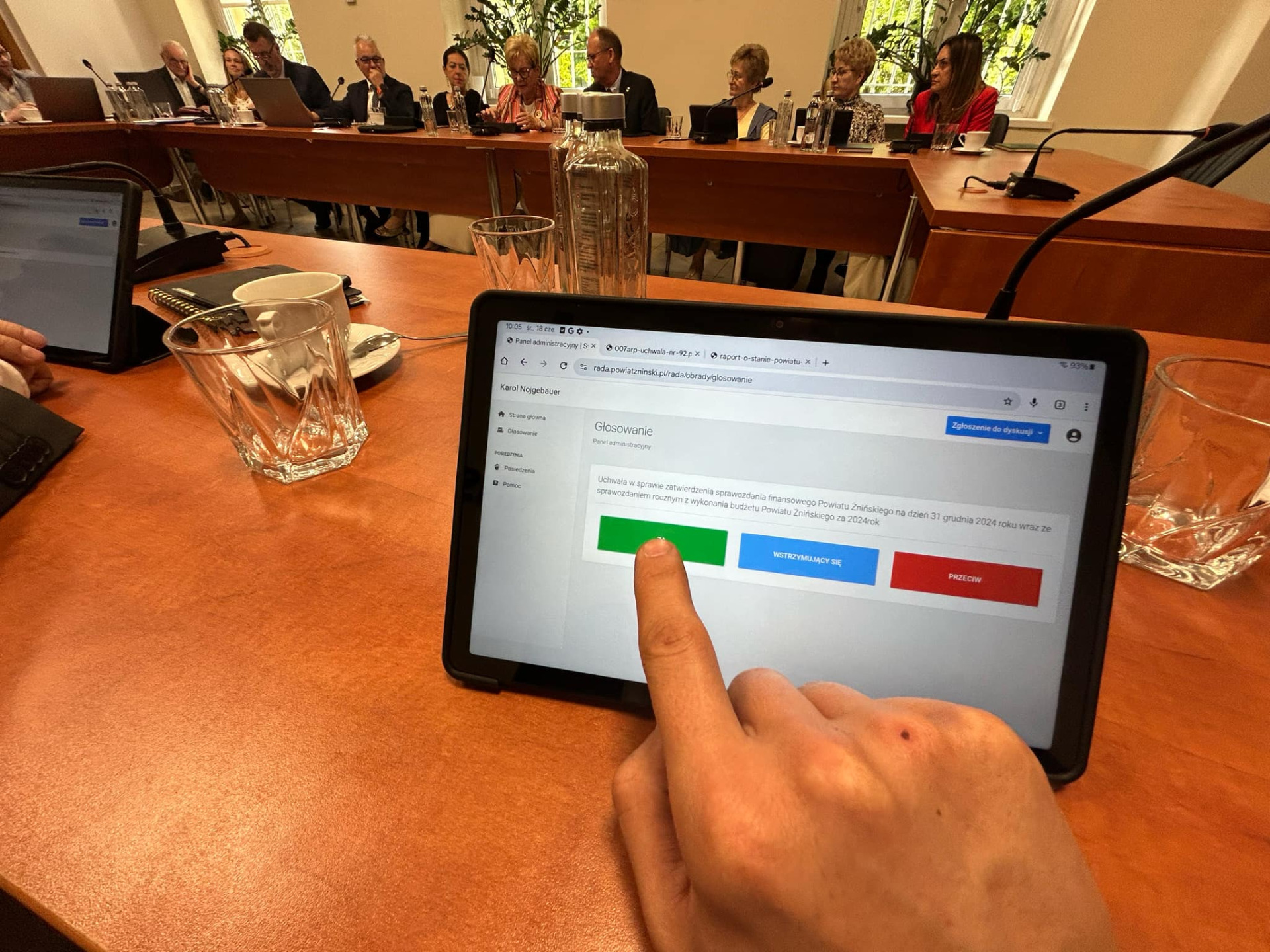 Na zdjęciu moment głosowania.