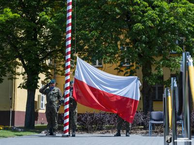 Zdjęcie ilustruje monent wciągnięcia Flagi Państwowej na maszt.