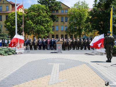 Zdjęcie ogólne placu apelowego z widokiem na uczestników uroczystości.