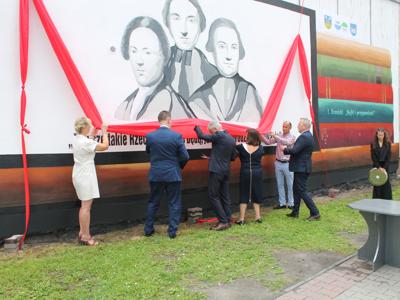 Na zdjęciu moment odsłonięcia muralu.