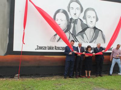 Na zdjęciu moment odsłonięcia muralu.