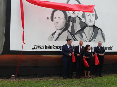 Na zdjęciu moment odsłonięcia muralu.