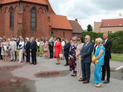 Na zdjęciu uczestnicy uroczystości.
