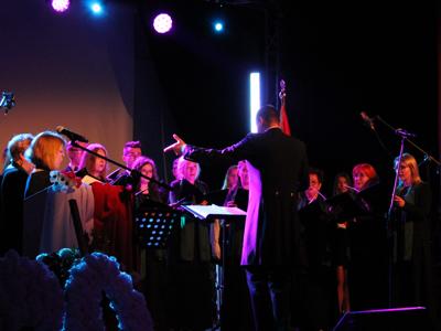 Na zdjęciu uczestnicy uroczystości.