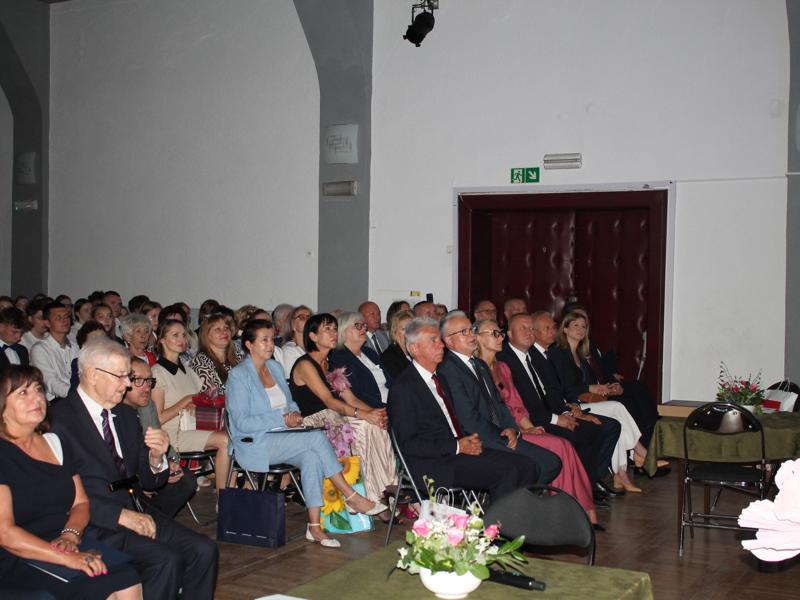 Na zdjęciu uczestnicy uroczystości.