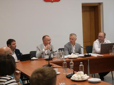 Na zdjęciu uczestnicy posiedzenia komisji.