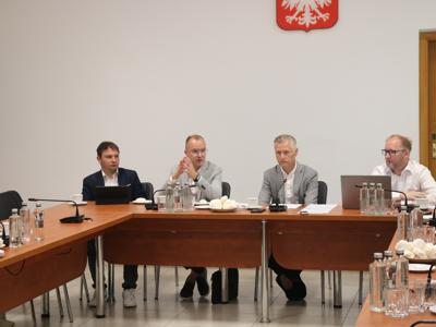 Na zdjęciu uczestnicy posiedzenia komisji.