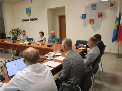 Na zdjęciu uczestnicy posiedzenia komisji.