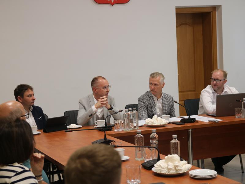 Na zdjęciu uczestnicy posiedzenia komisji.