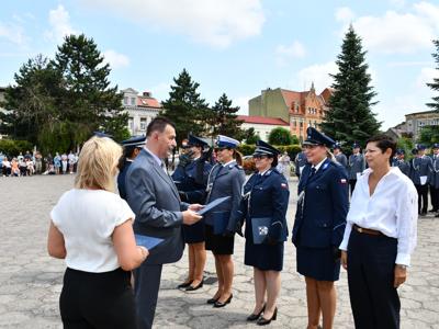 Na zdjęciu Starosta Zbigniew Jaszczuk wręczający nagrody funkcjonariuszom oraz pracownikom cywilnym.