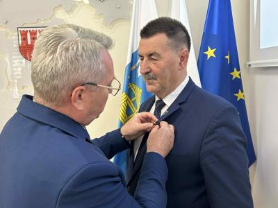 Starosta Żniński Zbigniew Jaszczuk wyróżniony odznaką honorową  "Za zasługi dla ochrony zdrowia".