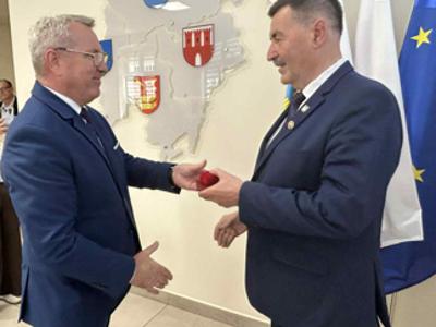 Starosta Żniński Zbigniew Jaszczuk wyróżniony odznaką honorową  "Za zasługi dla ochrony zdrowia".