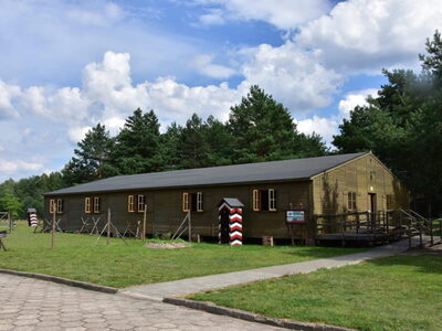 Rekonstrukcja baraku obozowego w Muzeum Obozów Jenieckich w Żaganiu
