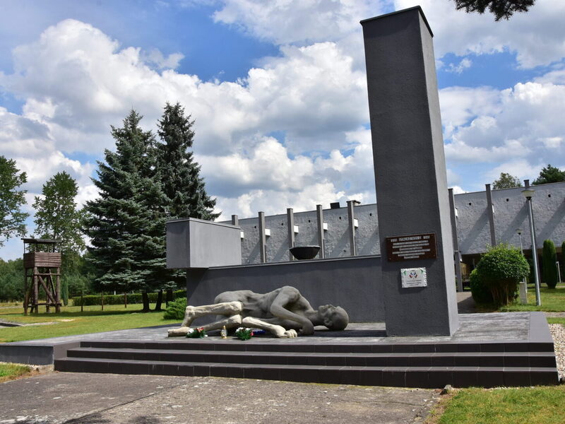 Pomnik znajdujący się przed budynkiem muzeum
