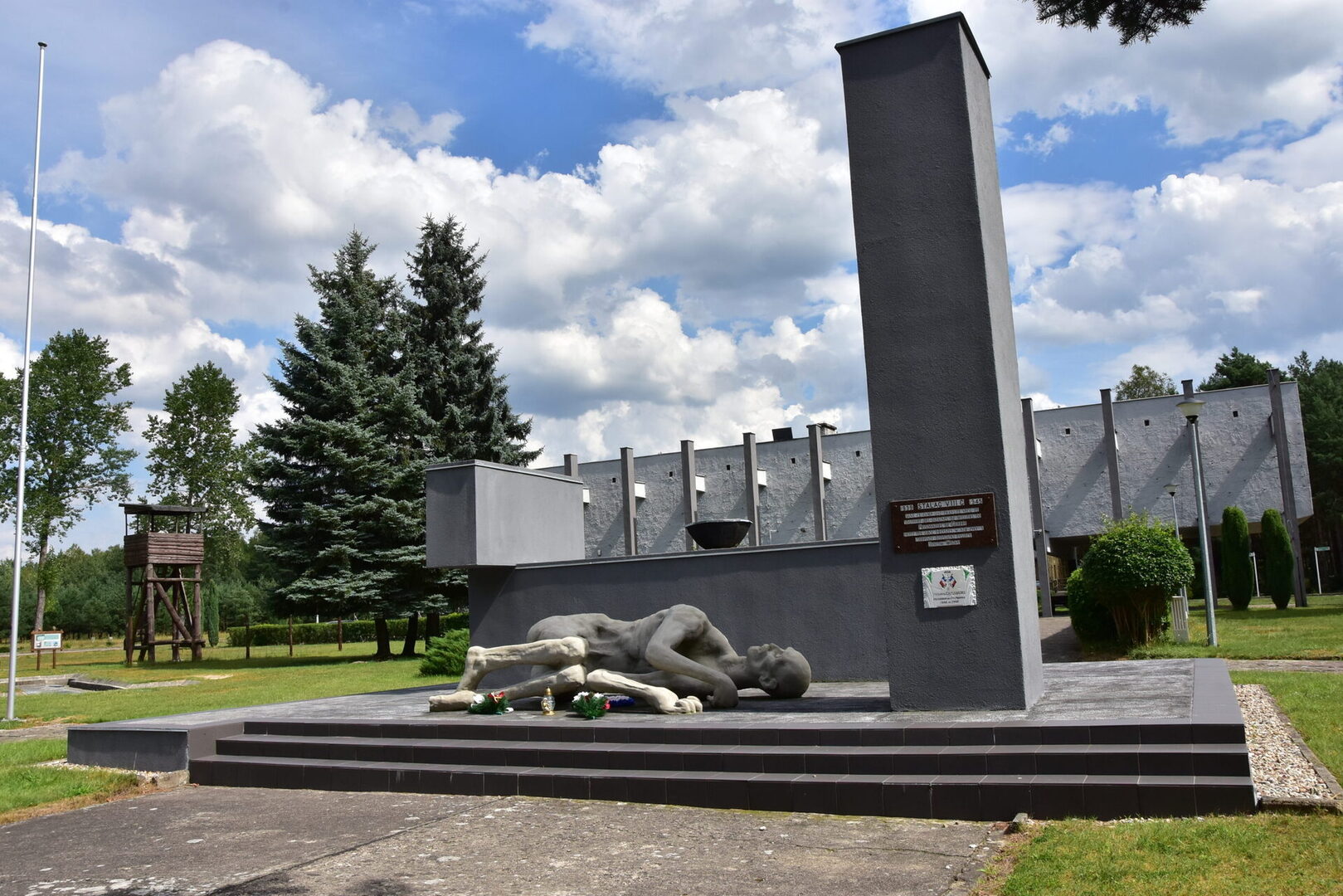Pomnik znajdujący się przed budynkiem muzeum
