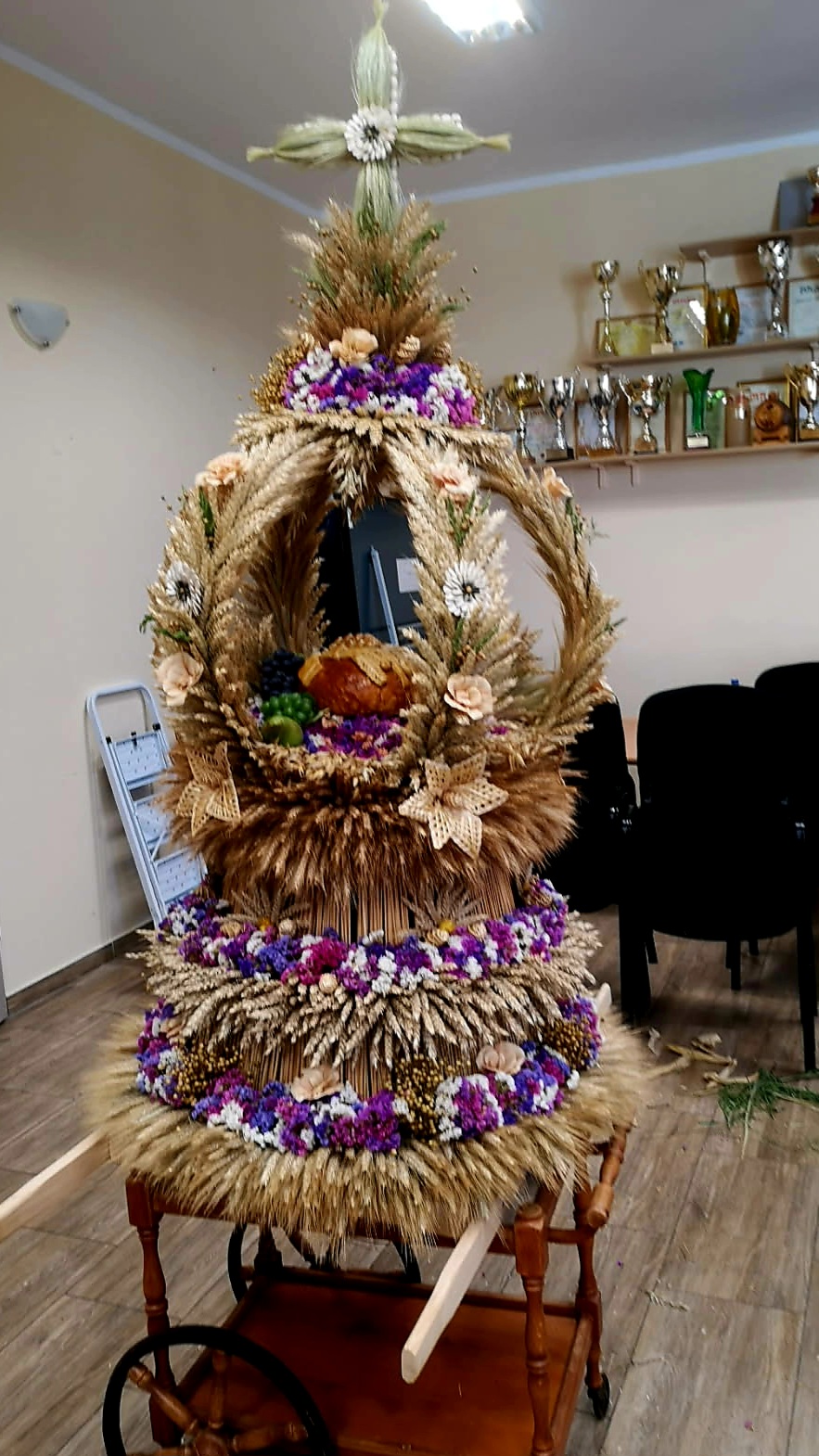 Wieniec dożynkowy przez reprezentantów sołectwa Krzemów - Łukomin