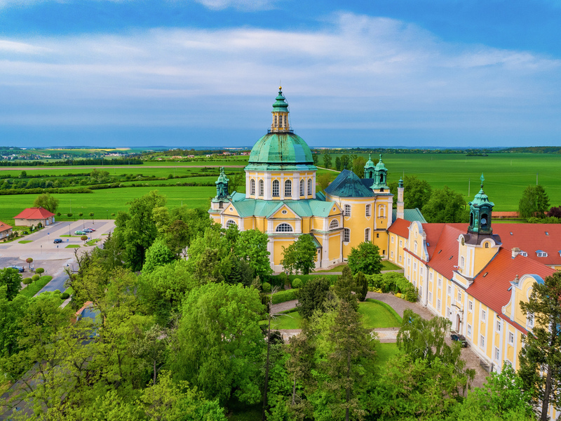Fotografia przedstawia bazylikę na Świętej Górze