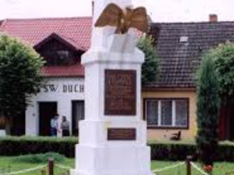 Fotografia przedstawia pomnik Powstańcow Wielkopolskich w Pogorzeli