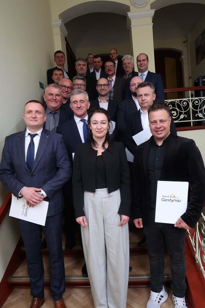 zdjęcie przedstawia Radnych Powiatu Gostyńskiego VII kadencji w dzień złożenia ślubowania