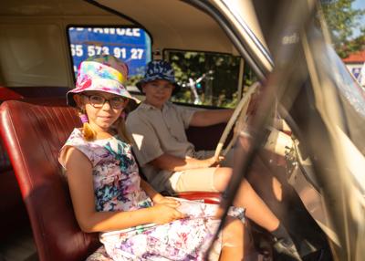 Dzieci w zabytkowym aucie