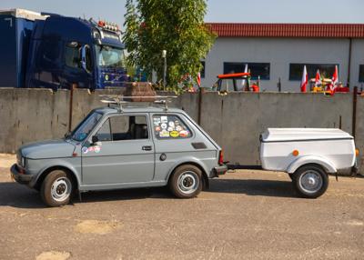 Zabytkowy "maluch" z przyczepką