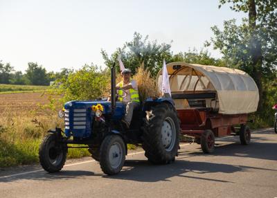 Traktor z zabytkową przyczepą