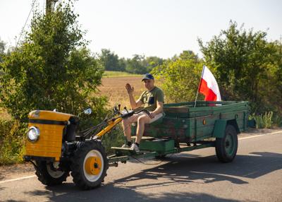 Zabytkowy traktor z kierowcą