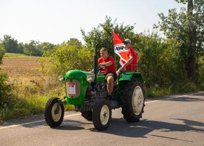 Traktor i uczestnicy rajdu