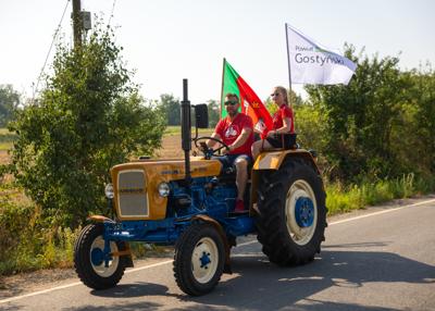 Traktor i uczestnicy rajdu