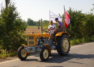 Traktor i uczestnicy rajdu