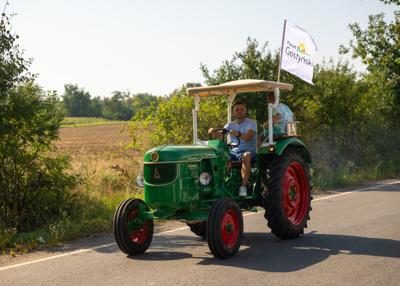 Traktor i uczestnicy rajdu