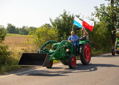Traktor i uczestnicy rajdu