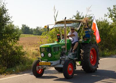 Traktor i uczestnicy rajdu